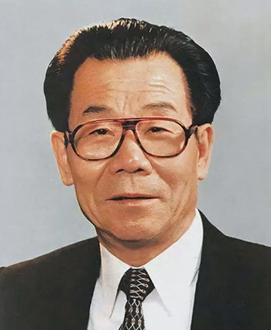 他对李瑞环说：我不英俊，你也漂亮不到哪里去