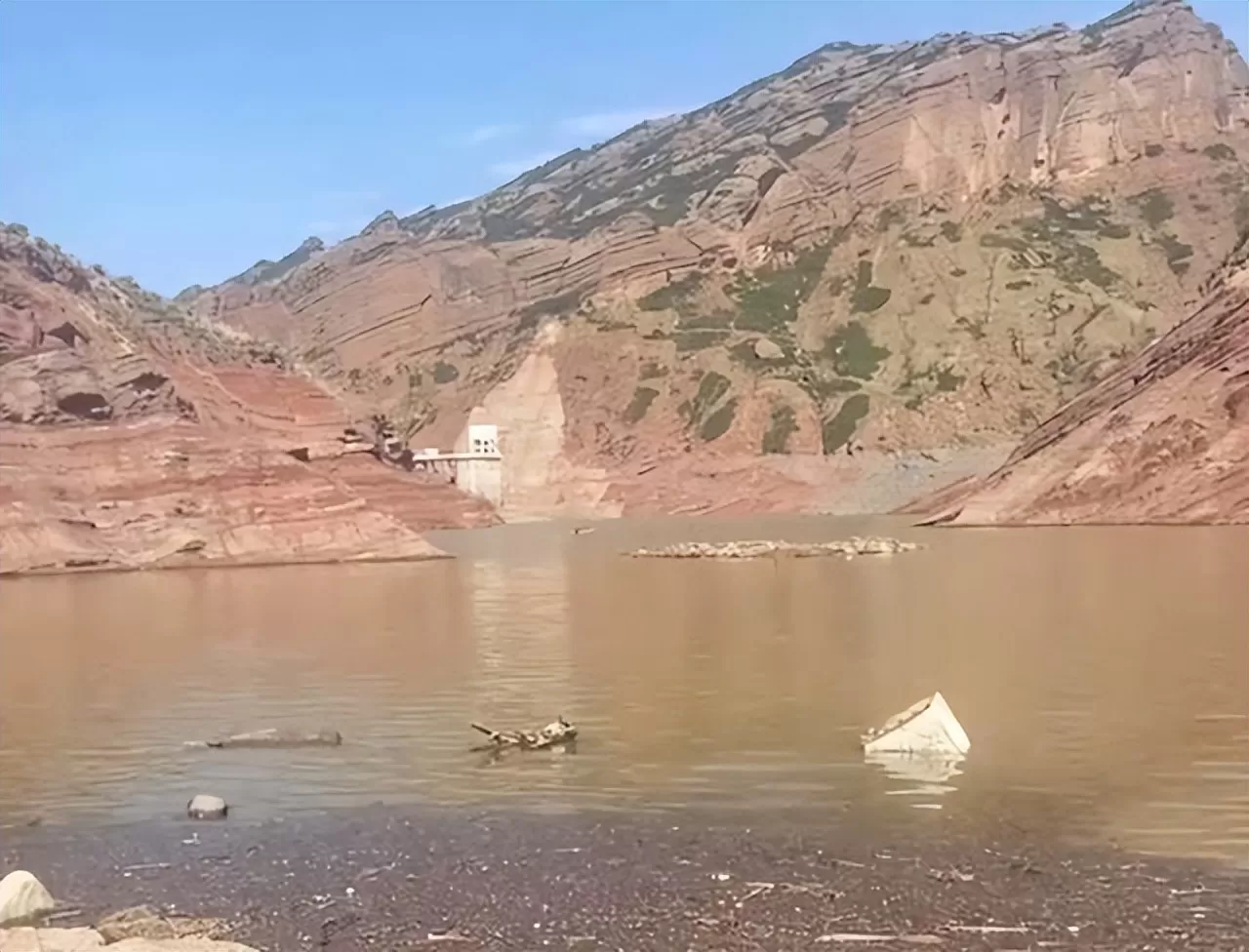 失联8天，在新疆遭泥石流卷走的苏州母子已被找到，均不幸遇难：母亲遗体在下游水库中被找到，约20分钟后，孩子的遗体也被找到