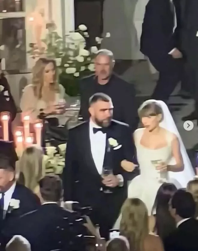 霉霉世纪婚礼落幕！体育馆变童话城堡，穿着迪奥婚纱