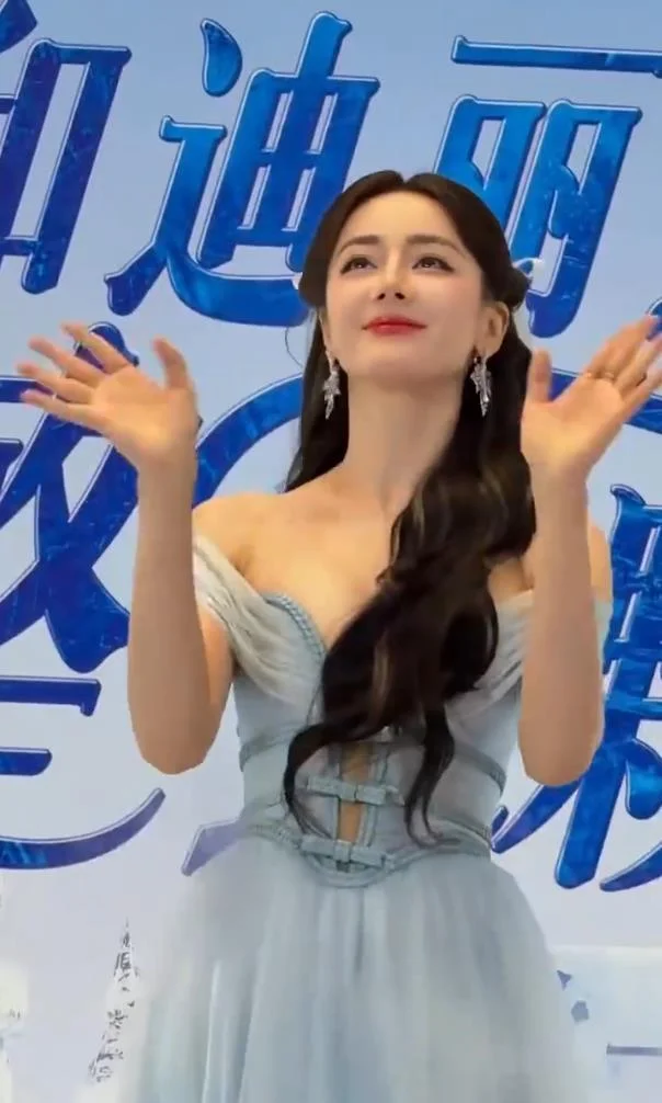 迪丽热巴深V开到腰了登上热搜