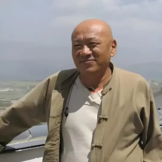 他对李瑞环说：我不英俊，你也漂亮不到哪里去