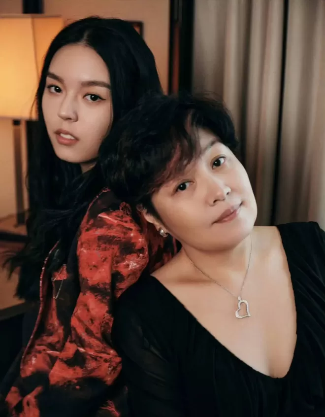 李咏遗孀哈文晒与女儿合影，法图麦又高又漂亮，已走出丧亲之痛