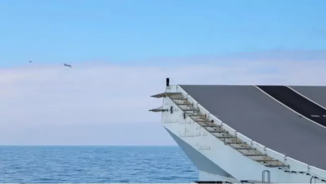 俄军机多次抵近英航母并投放跟踪器,对峙画面曝光