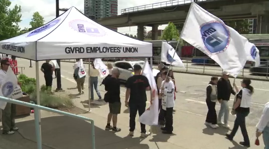 炸锅! 大温这些一线工人无限期罢工 影响大了! 高管年薪$56.7万 普通员工没合同!