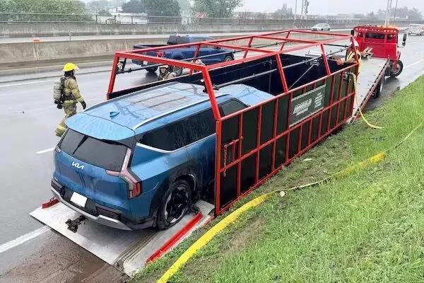 魁北克人有高招:这样控制电动车火势并阻其复燃!