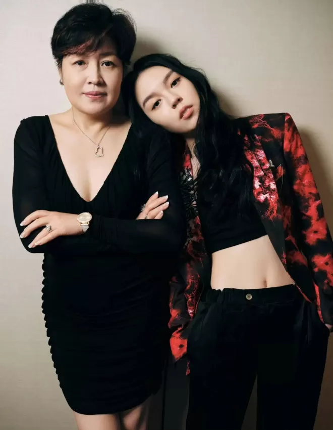李咏遗孀哈文晒与女儿合影，法图麦又高又漂亮，已走出丧亲之痛