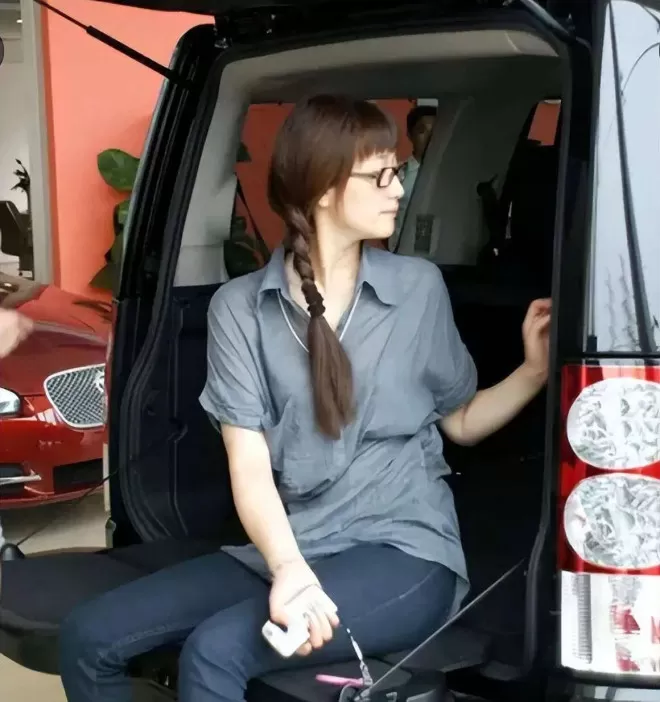 路人偶遇李小冉公园遛娃素颜照，瘦削脸庞认不出，生活真实感拉满