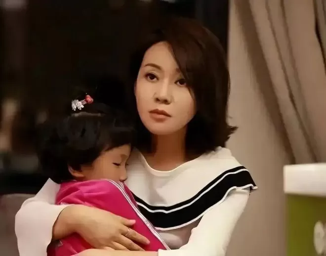 当年净身出户的前夫，成了闫妮最信赖的人，离婚22年后一切都变了