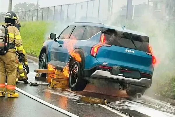 魁北克人有高招:这样控制电动车火势并阻其复燃!