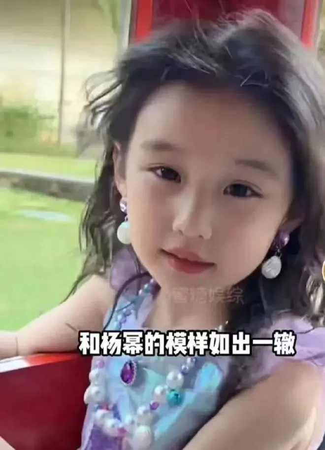 杨幂女儿近照震撼全网！一双长腿太像妈妈，刘恺威天天接送太宠了