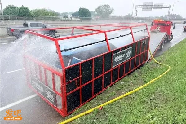 魁北克人有高招:这样控制电动车火势并阻其复燃!