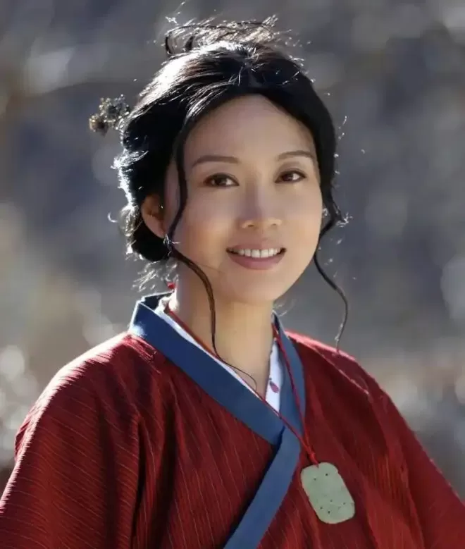 当年净身出户的前夫，成了闫妮最信赖的人，离婚22年后一切都变了
