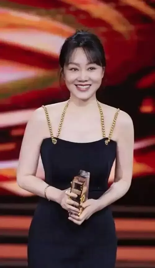 当年净身出户的前夫，成了闫妮最信赖的人，离婚22年后一切都变了