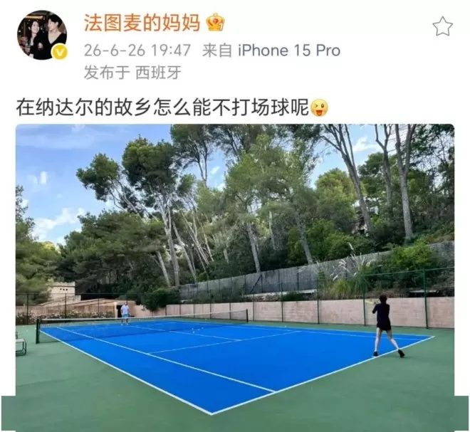 李咏遗孀哈文晒与女儿合影，法图麦又高又漂亮，已走出丧亲之痛