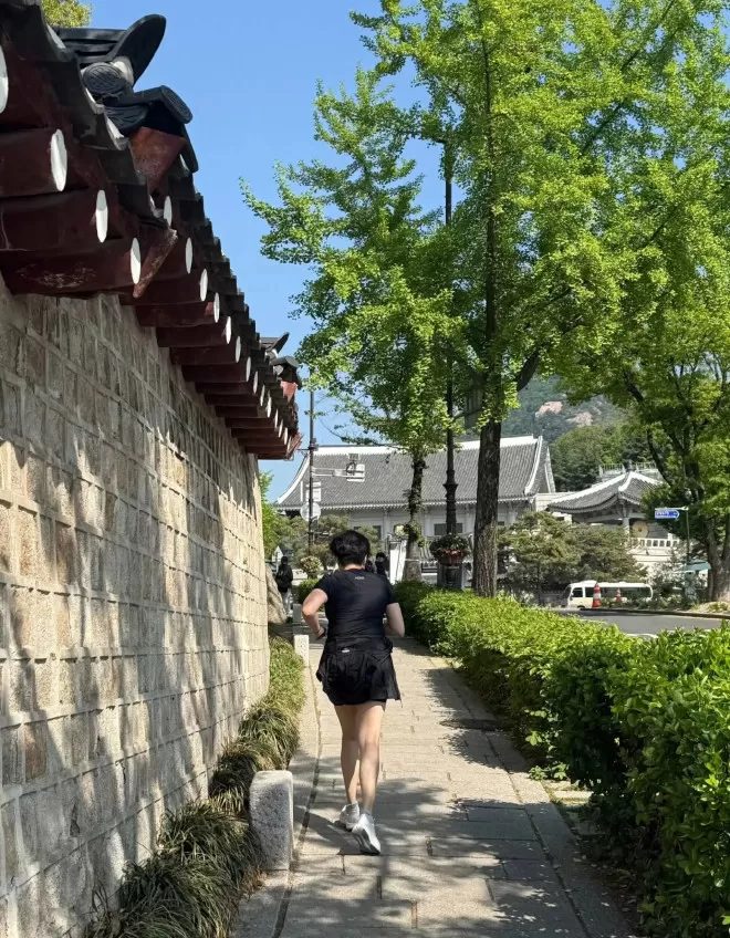 李咏遗孀哈文晒与女儿合影，法图麦又高又漂亮，已走出丧亲之痛