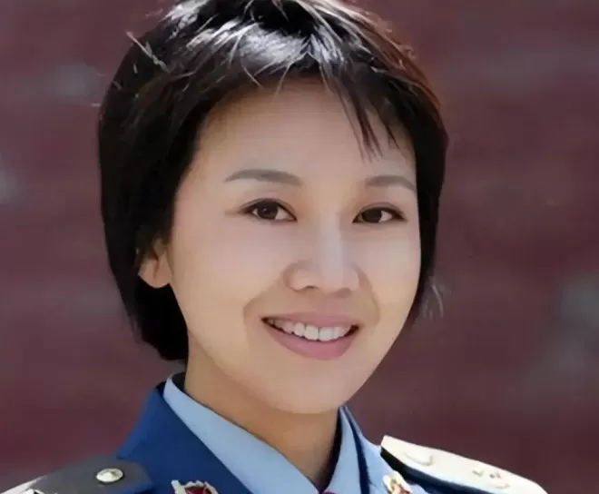 当年净身出户的前夫，成了闫妮最信赖的人，离婚22年后一切都变了