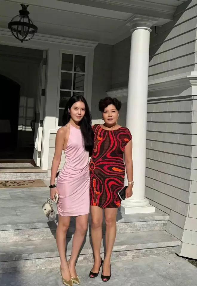 李咏遗孀哈文晒与女儿合影，法图麦又高又漂亮，已走出丧亲之痛