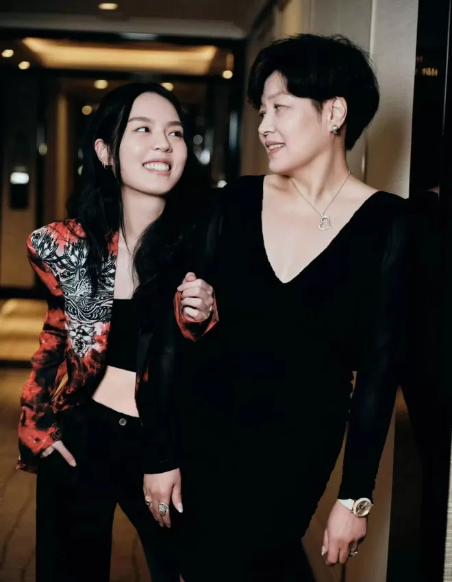 李咏遗孀哈文晒与女儿合影，法图麦又高又漂亮，已走出丧亲之痛