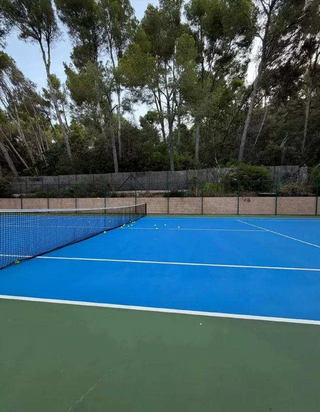 李咏遗孀哈文晒与女儿合影，法图麦又高又漂亮，已走出丧亲之痛