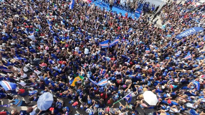 佛得角球员回国，现场被围得水泄不通....