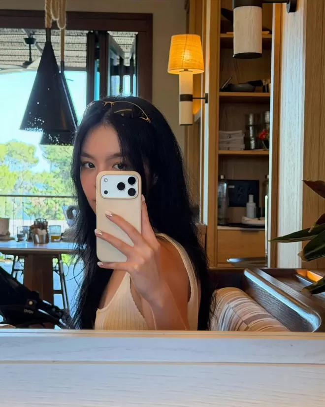 李咏遗孀哈文晒与女儿合影，法图麦又高又漂亮，已走出丧亲之痛