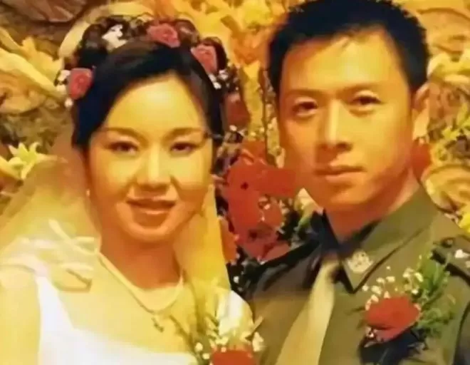 当年净身出户的前夫，成了闫妮最信赖的人，离婚22年后一切都变了