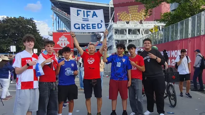 世界杯票价太贵！多伦多退休男举牌骂"FIFA贪婪"被捕罚款