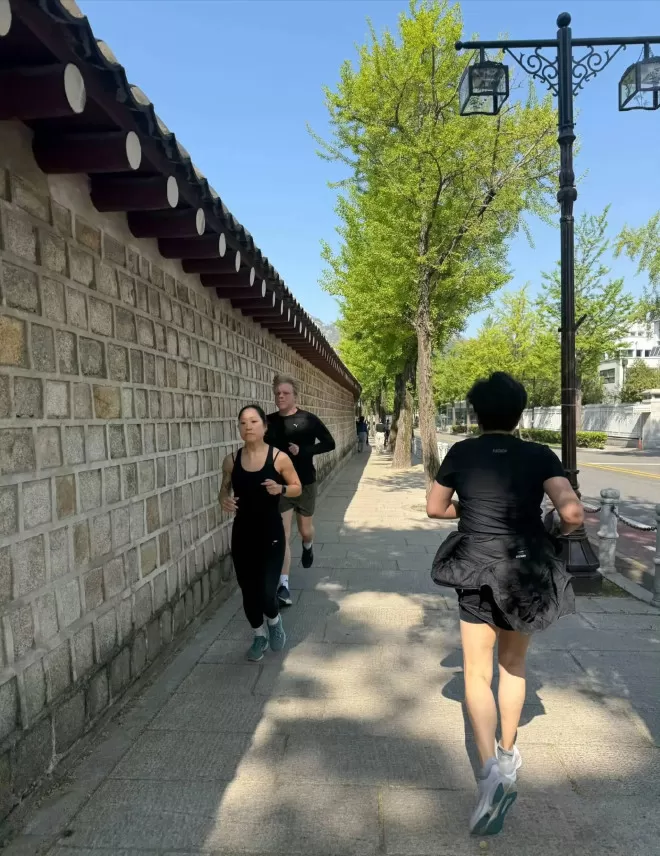 李咏遗孀哈文晒与女儿合影，法图麦又高又漂亮，已走出丧亲之痛