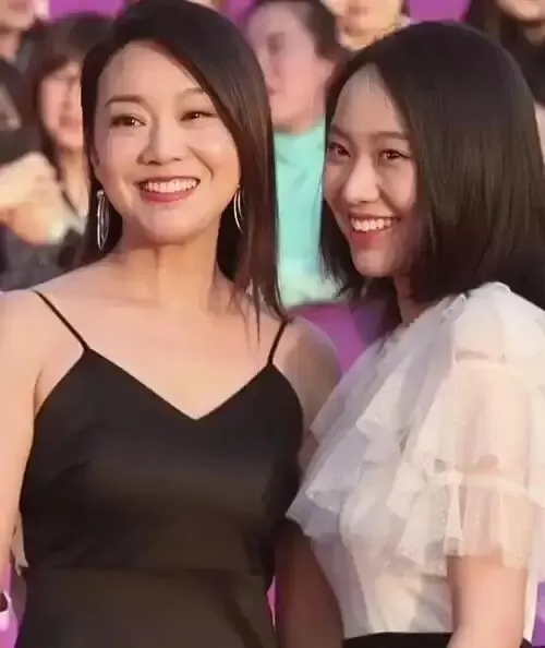 当年净身出户的前夫，成了闫妮最信赖的人，离婚22年后一切都变了
