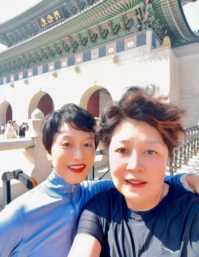 李咏遗孀哈文晒与女儿合影，法图麦又高又漂亮，已走出丧亲之痛