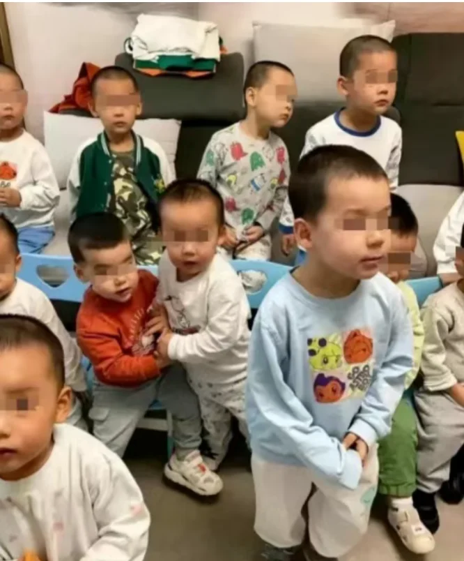 初中学历企业家靠代孕生300个娃 全体孩子合影震撼全网