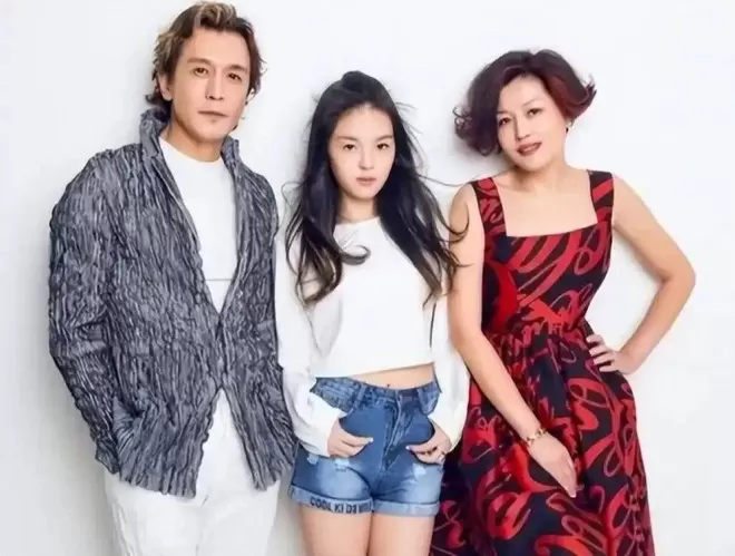 李咏遗孀哈文晒与女儿合影，法图麦又高又漂亮，已走出丧亲之痛
