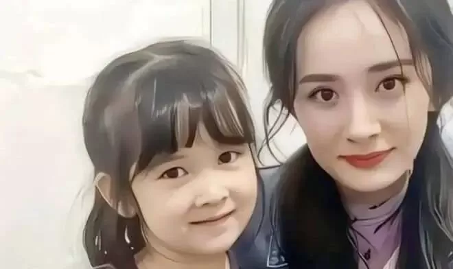 杨幂女儿近照震撼全网！一双长腿太像妈妈，刘恺威天天接送太宠了