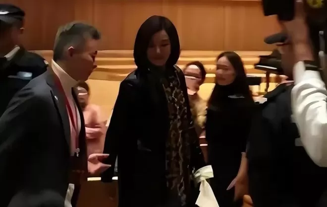 宋祖英与丈夫约定结婚不生育,39岁却生下儿子,今59岁身材如少女
