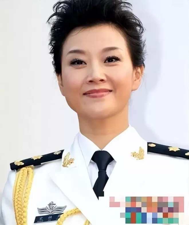 宋祖英与丈夫约定结婚不生育,39岁却生下儿子,今59岁身材如少女