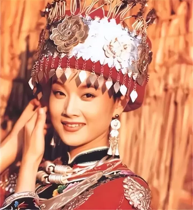 宋祖英与丈夫约定结婚不生育,39岁却生下儿子,今59岁身材如少女