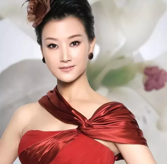 宋祖英与丈夫约定结婚不生育,39岁却生下儿子,今59岁身材如少女