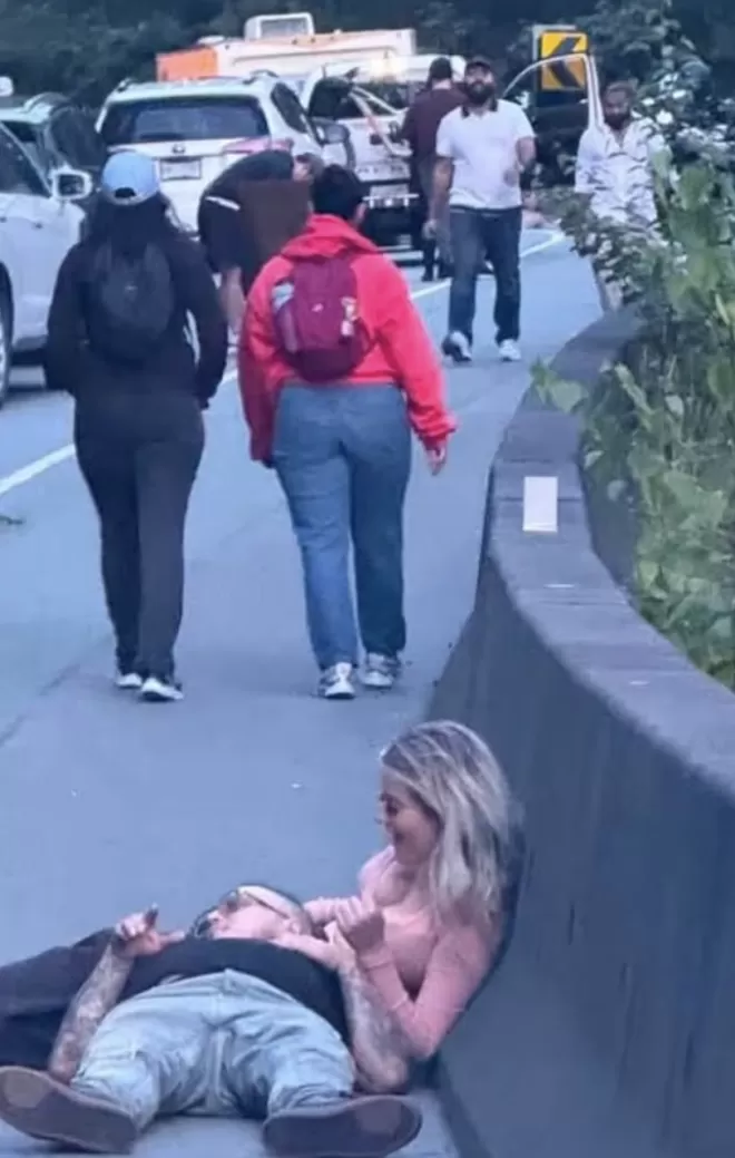“海天公路”致命车祸封路超8小时！数千司机被困至凌晨！