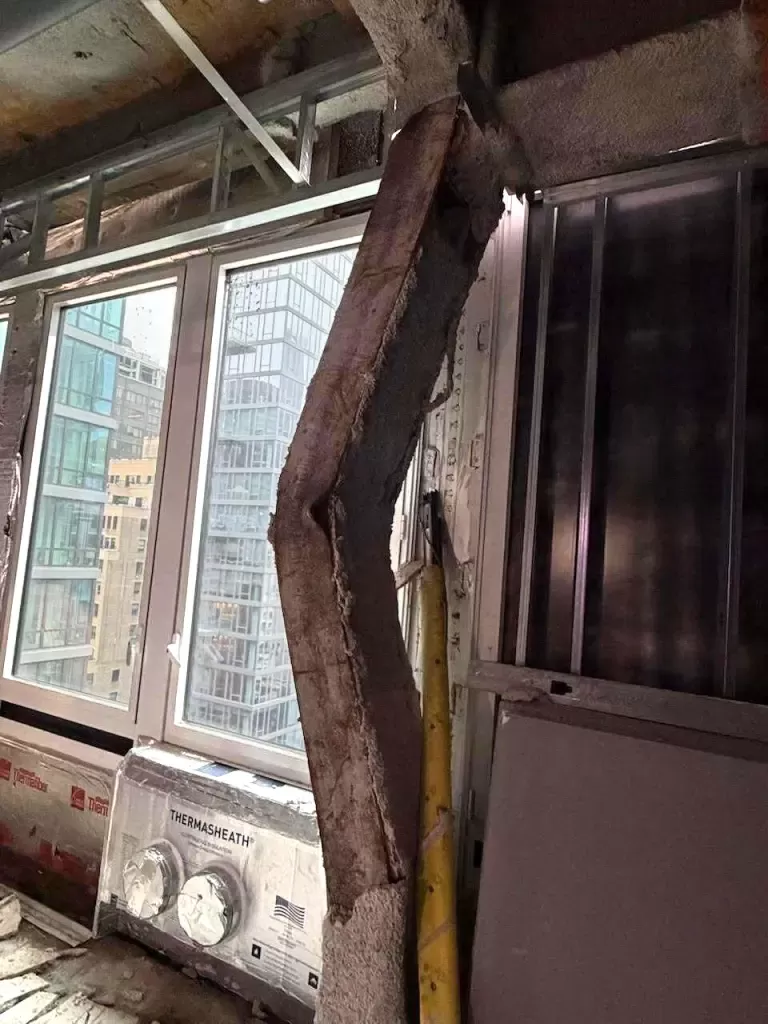太吓人！砖块下雨般砸下 37层大楼正在移动 随时坍塌 两根竖梁都折了