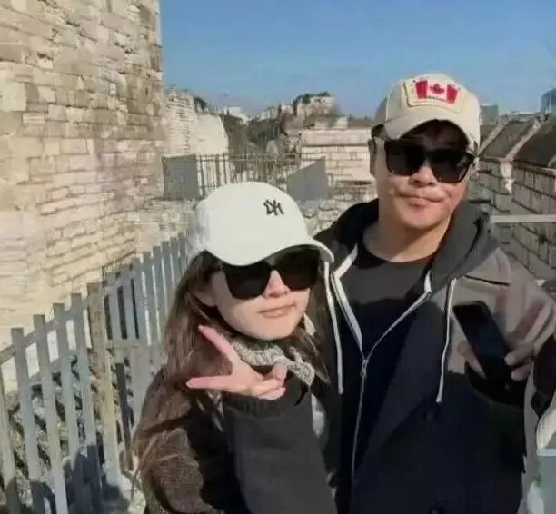 陈思诚携小21岁女友土耳其度假照曝光！阮巨容貌精致，神似混血美女