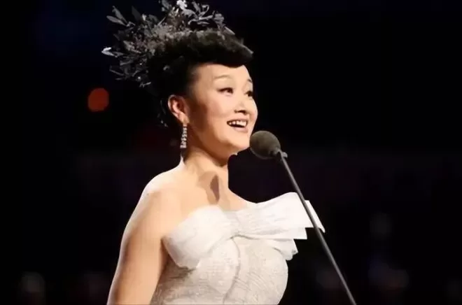 宋祖英与丈夫约定结婚不生育,39岁却生下儿子,今59岁身材如少女
