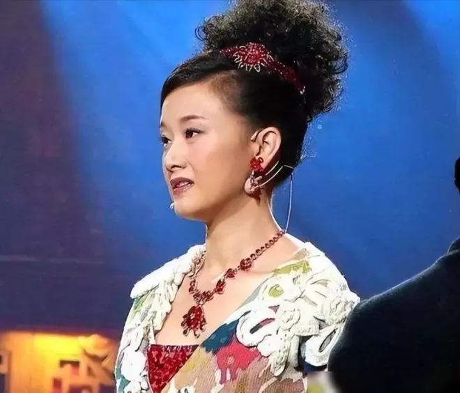 宋祖英与丈夫约定结婚不生育,39岁却生下儿子,今59岁身材如少女