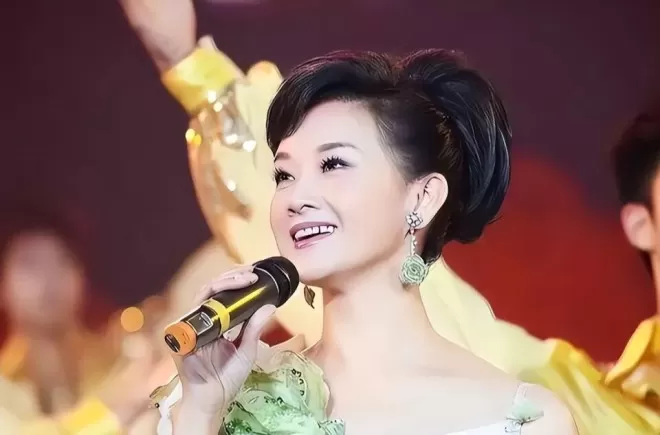 宋祖英与丈夫约定结婚不生育,39岁却生下儿子,今59岁身材如少女