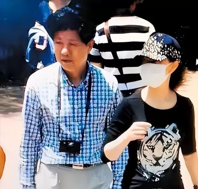 宋祖英与丈夫约定结婚不生育,39岁却生下儿子,今59岁身材如少女