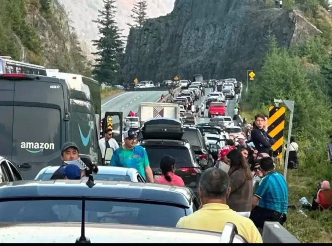 “海天公路”致命车祸封路超8小时！数千司机被困至凌晨！