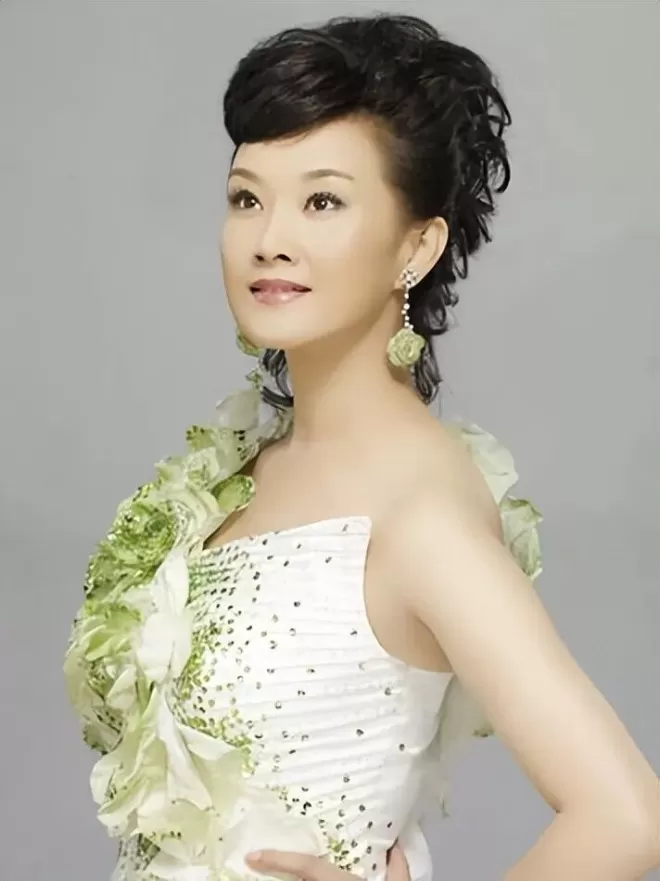 宋祖英与丈夫约定结婚不生育,39岁却生下儿子,今59岁身材如少女