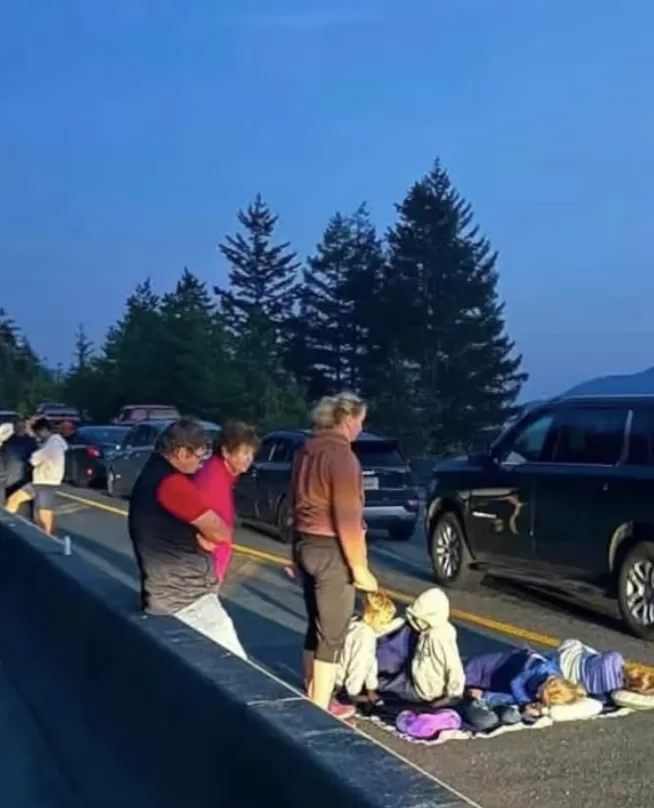 “海天公路”致命车祸封路超8小时！数千司机被困至凌晨！
