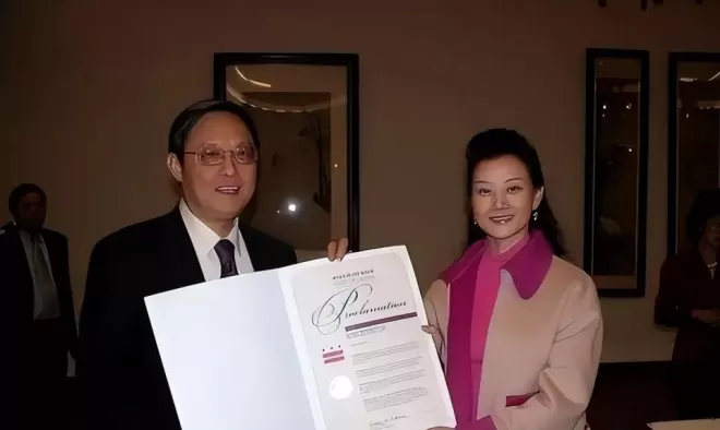 宋祖英与丈夫约定结婚不生育,39岁却生下儿子,今59岁身材如少女