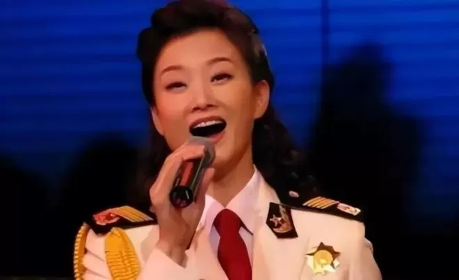 宋祖英与丈夫约定结婚不生育,39岁却生下儿子,今59岁身材如少女