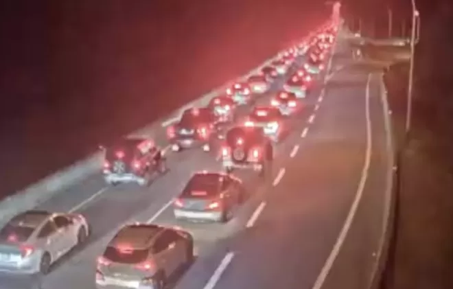 “海天公路”致命车祸封路超8小时！数千司机被困至凌晨！